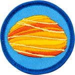 A fire opal is in the centre of a circular blue badge.